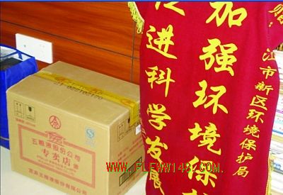 网友“小咪兮兮”拍下的名酒“排队”图。请拍摄者联系报社支付稿酬